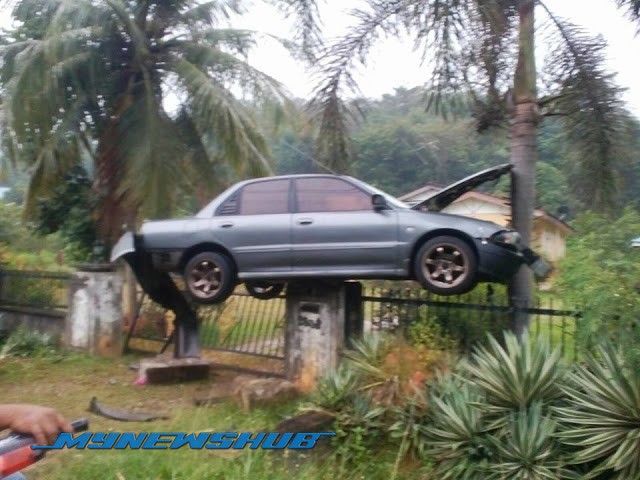 Proton Wira 'Terbang', Tergantung Atas Pagar Rumah - MYNEWSHUB