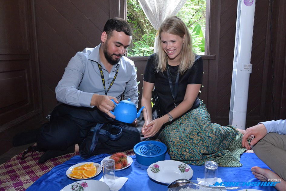 Peserta PABM 2015 dari luar Malaysia, ketika dibawa menyelami budaya Melayu tahun lepas. (Foto: RIZA RAZAK/MYNEWSHUB)