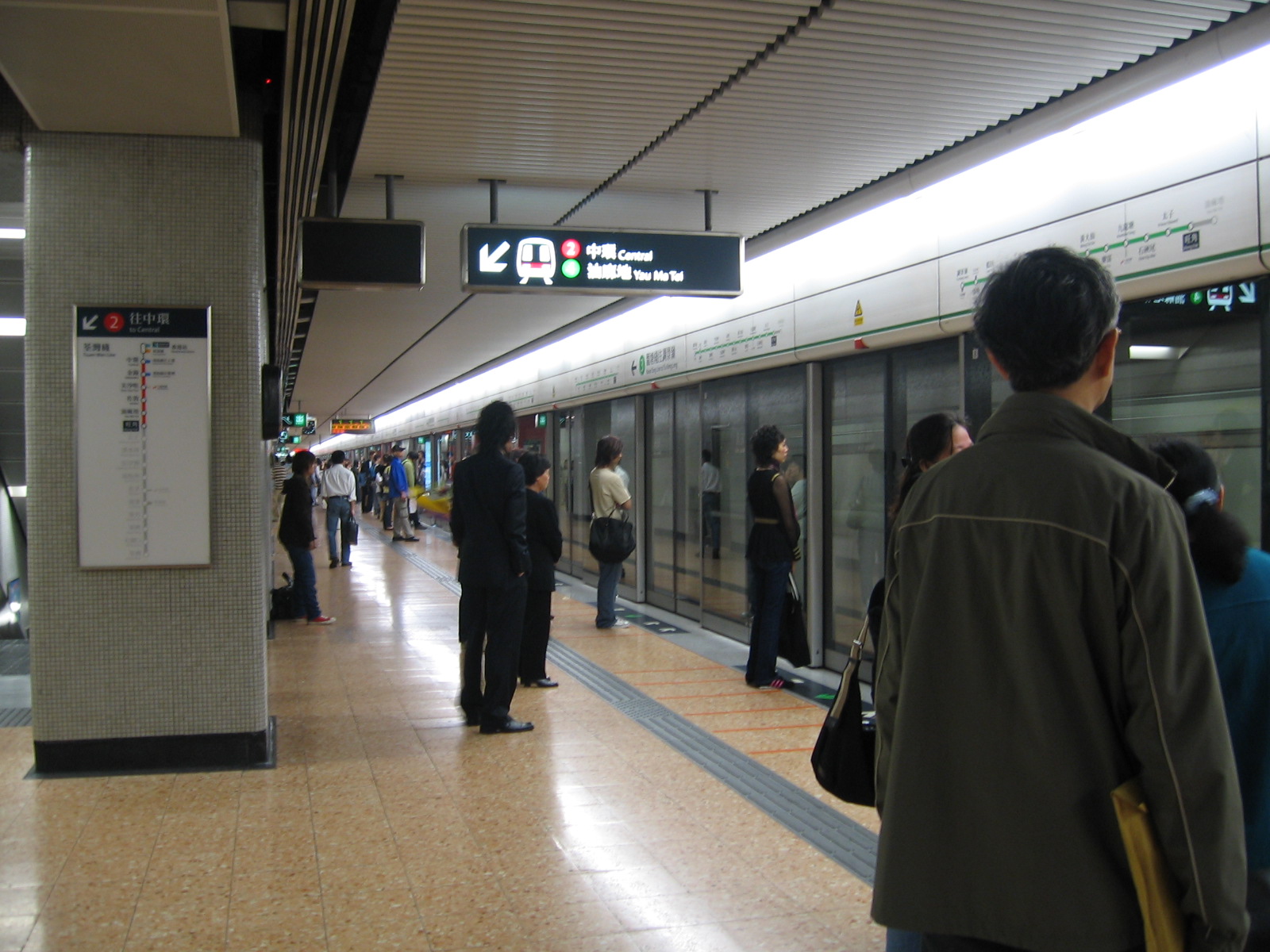 Tren MTR Hong Kong Terlewat Sebab Anjing Melintas