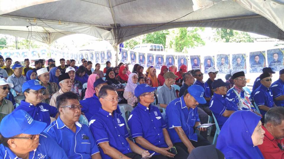 Hajah Mazuin atau mesra disebut Nek Wen (duduk di tengah, bertudung putih).