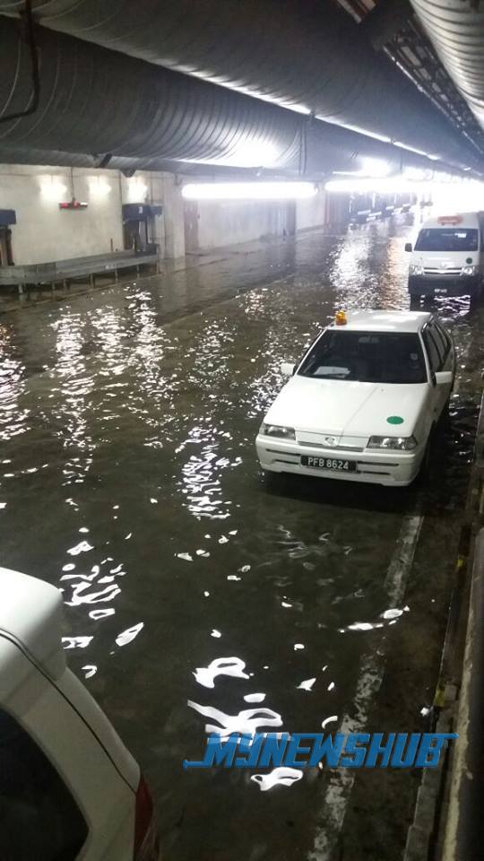 Lapangan Terbang P. Pinang Dilanda Banjir Kilat