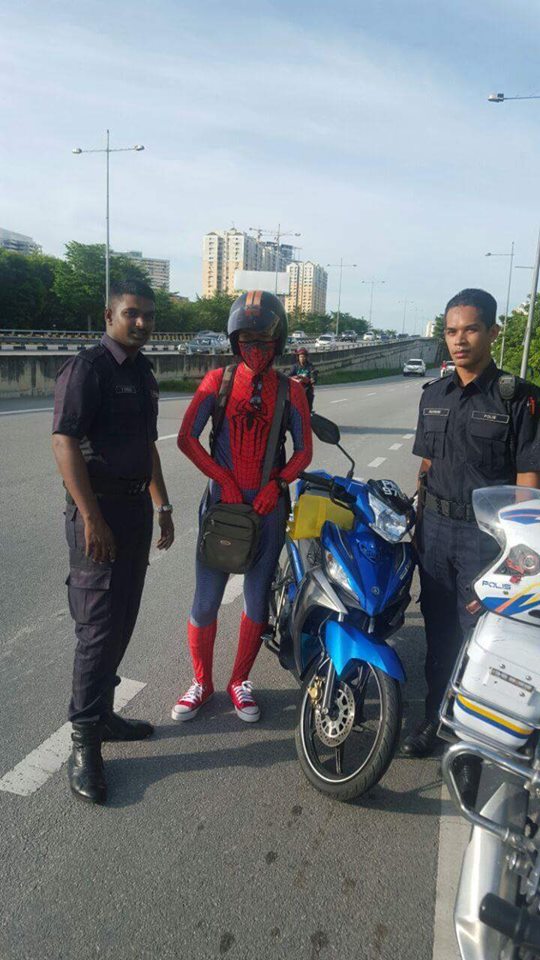 Adiwira Spiderman 'Ditahan' Polis Atas Jalan Raya