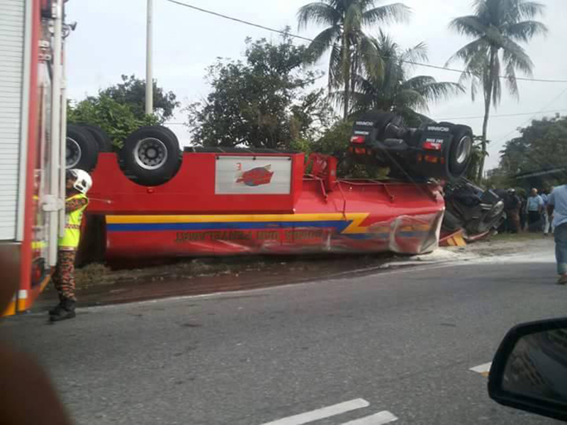 2 Anggota Bomba Cedera, Jentera Dinaiki Terbabas