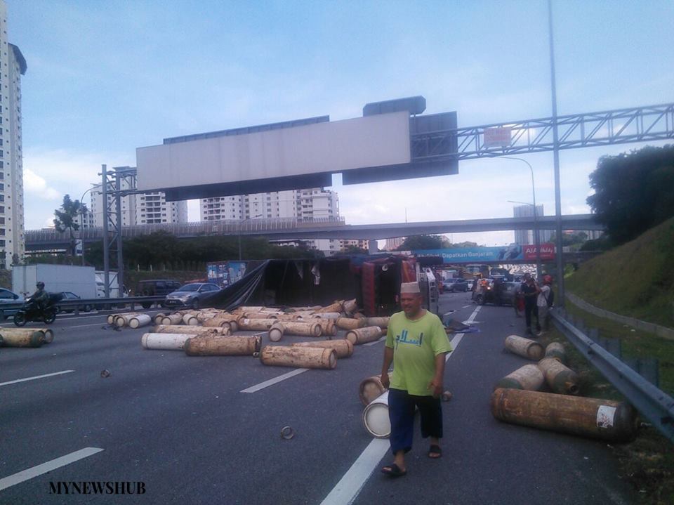 Treler Bawa Tong Gas Ammonia Terbalik Di NKVE