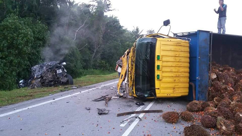 Nenek Maut Selepas Kereta Langgar Lori