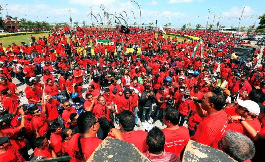 PENANG 01 OCTOBER 2016. Sebahagian penyokong Pemuda Umno dan Persatuan Bukan Kerajaan (NGO) mengadakan perhimpunan Bangkit Pulau Pinang 2016 "Ride Against Corruption"di Persiaran Gurney, Georgetown. NSTP/MIKAIL ONG