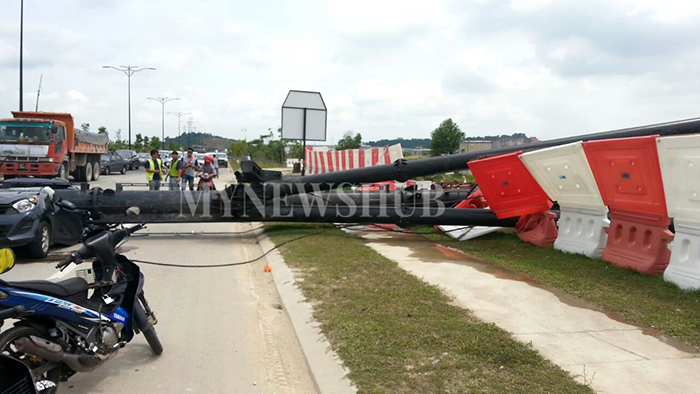 Suami Isteri Maut Kereta Dihempap Tiang Kren