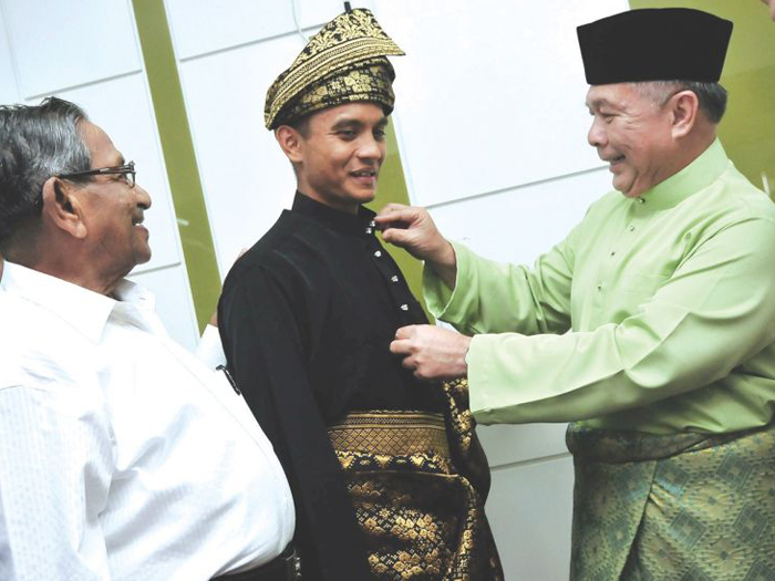 Faiz Dibenar FIFA Berbaju Melayu, Bercakap Melayu