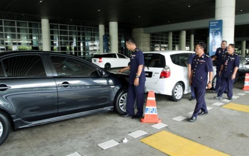 Pegawai penguatkuasa JPJ ketika melakukan operasi di KLIA2 baru-baru ini.