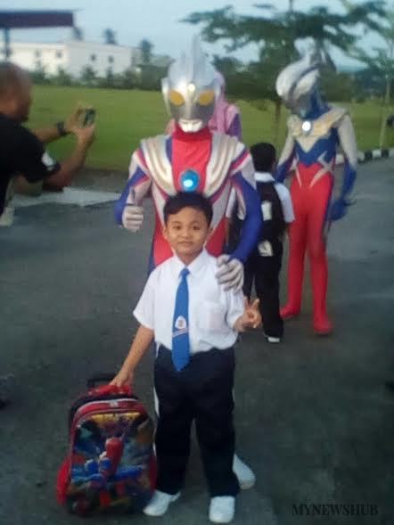 Ultraman Sambut Murid Tahun Satu Di Batu Pahat