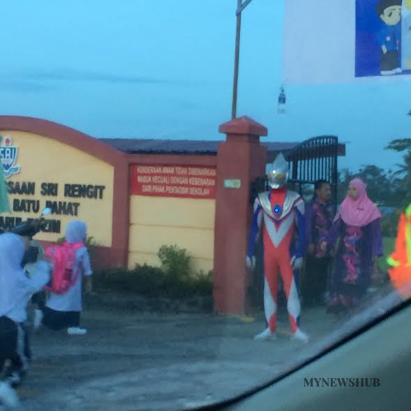 Ultraman Sambut Murid Tahun Satu Di Batu Pahat