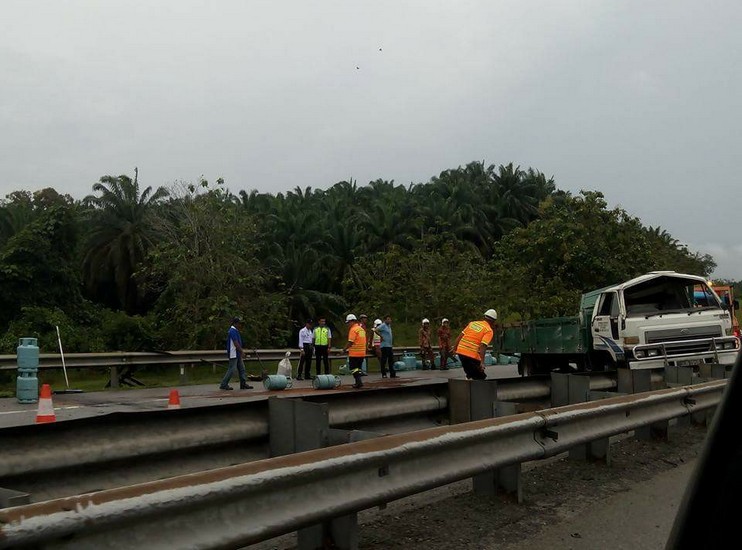 Lori Bawa Muatan Tong Gas Terbalik