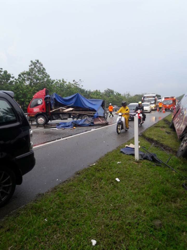 Sesak 18 Kilometer Nahas Bas Ekspres, Treler Di Kulai