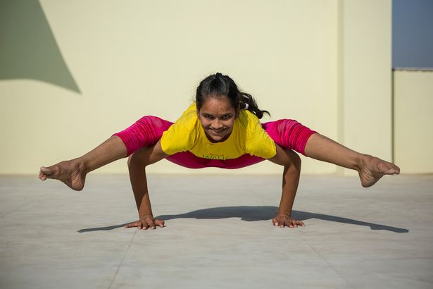 Gadis India Pakai Celak Guna Pisau Di Lutut