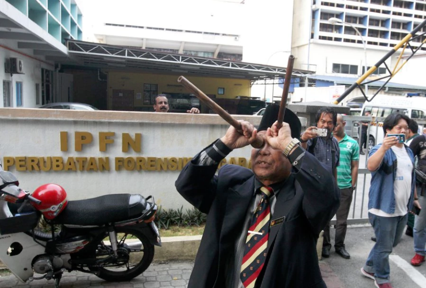 Video: Raja Bomoh Buat Ritual Di HKL Pula...