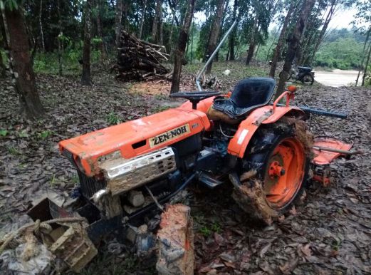 2 Budak Maut Jentera Pembajak Terbalik Di Sungai