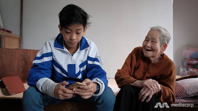 Hebat!!! Nenek 97 Tahun Celik Internet