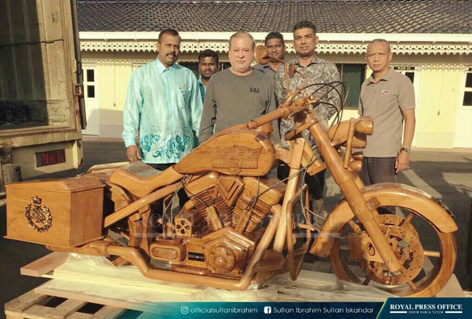 Sultan Johor Terima Replika Kayu Harley Davidson - MYNEWSHUB