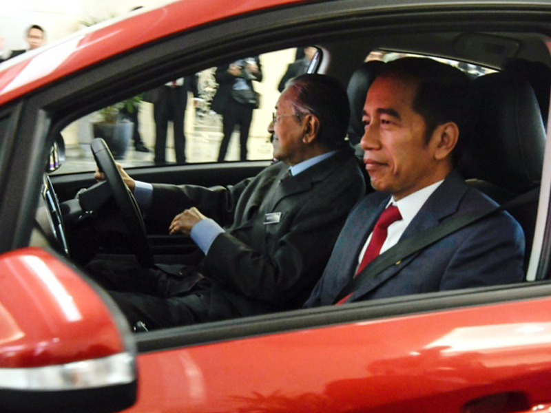 Jokowi Naiki Proton Persona Yang Dipandu Mahathir - MYNEWSHUB