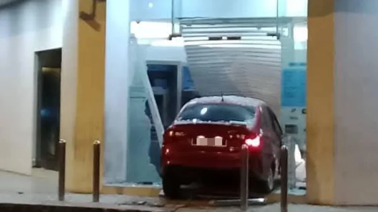 Pemandu Mabuk Langgar Kereta, Pintu Kaca Bank Ditahan Polis