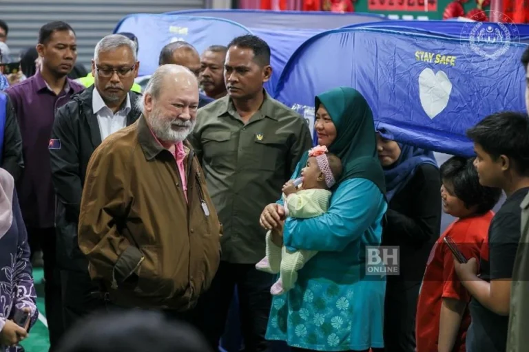 Agong Lawat Mangsa Banjir Di Kota Tinggi